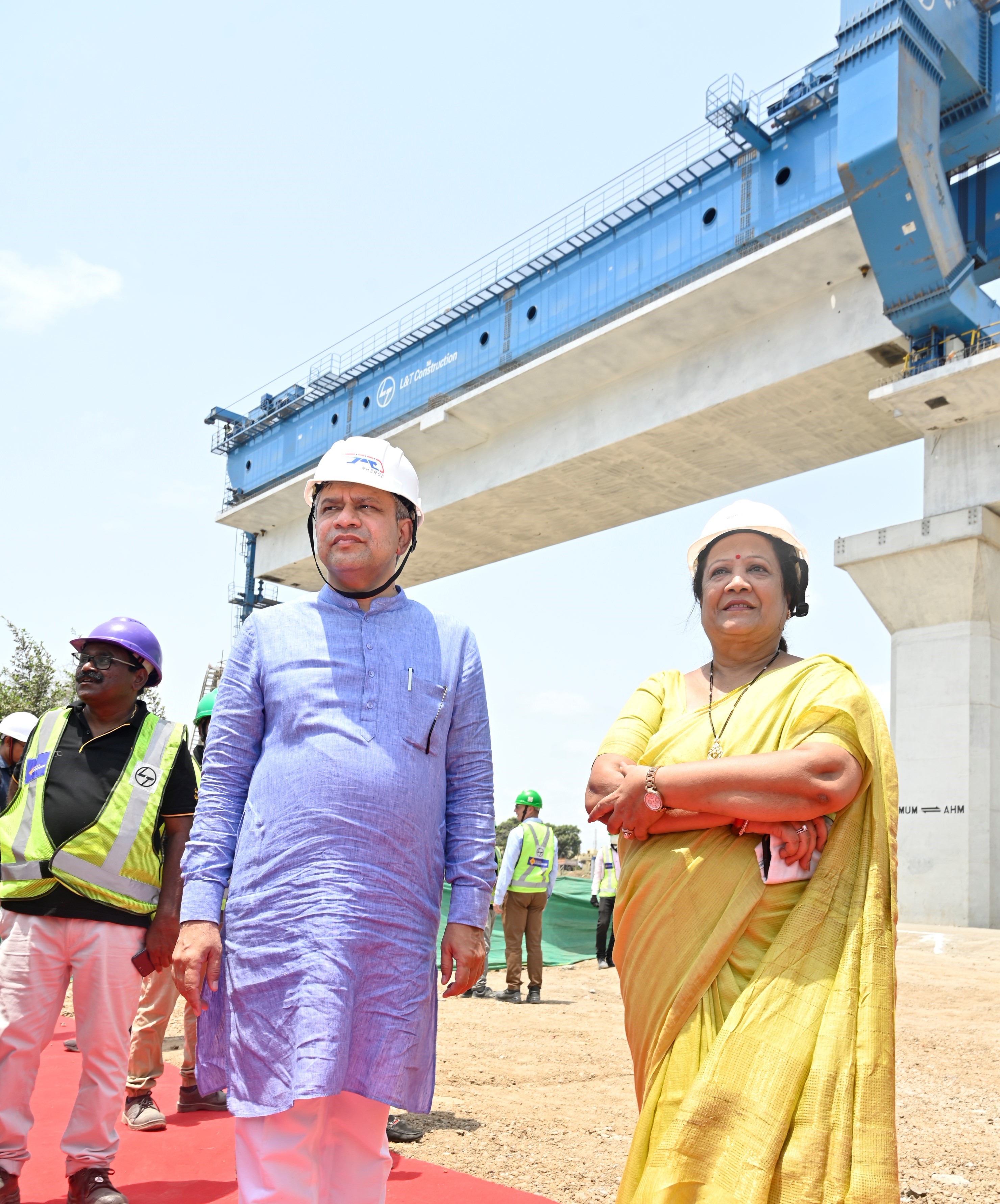 माननीय रेल्वे मंत्री आणि रेल्वे राज्यमंत्री यांनी 06.06.2022 रोजी MAHSR बांधकाम स्थळाला भेट दिली